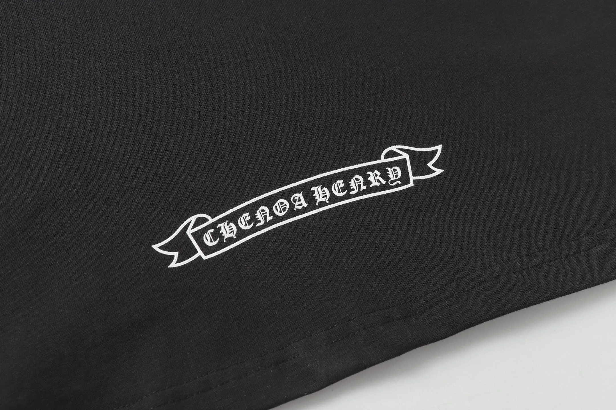 🅿️170 CH/Cro Heart 25ss front and back logo printed logo round neck short sleeves. Fabric: Made of 280g double yarn smooth fabric, high temperature pre-shrunk. The weight is up to 300g. It is equipped with 1x1 thread in the same cylinder. It is not easy to deform after repeated washing. Workmanship: positioning and cutting, oversize loose version, imported glue dot printing. Accessories: original supporting accessories. Color: black white Size: XS-L